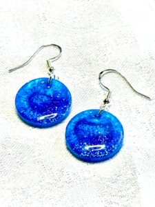 Beginner UV resin earrings tutorial - blue round handmade resin earrings 