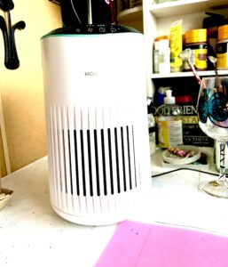 Air purifier for resin work helping to remove air particles